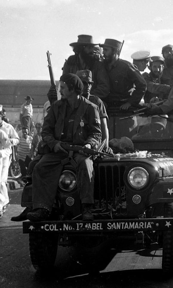 Fidel junto a Camilo Cienfuegos en el jeep ocupado por la columna No. 17 Abel Santamaría que conduce a los héroes por las avenidas capitalinas, 8 de enero de 1959. Foto: Perfecto Romero / Sitio Fidel Soldado de las Ideas.