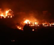 Casas ardiendo en la noche en Valparaíso, Chile el 2 de febrero de 2024. Foto: Getty Images
