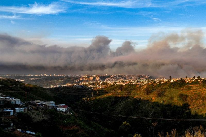 Vista de la nube de humo producida por los incendios forestales en Viña del Mar. Foto: Getty Images