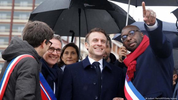 El presidente francés, Emmanuel Macron, recorre la Villa Olímpica junto a los alcaldes de Saint-Denis. Foto: DW - US LATM