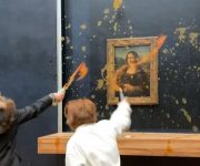 Dos activistas le tiraron sopa al cuadro de la Mona Lisa en París el domingo 28 de enero. Foto: Getty Images