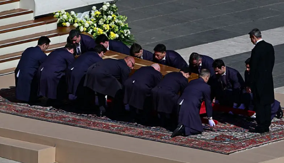 Funeral-Papa-Francisco-8 Cientos de miles de feligreses despiden al papa Francisco en Roma