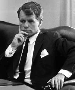 Robert F. Kennedy instó a levantar la prohibición de viajar a Cuba adoptada en 1963
